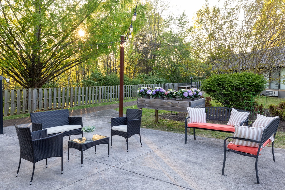 Back courtyard with seating and flowers at Cedar Creek Post Acute